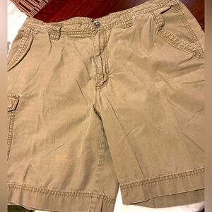 Columbia Men’s Cargo Shorts Sz 34 preowned khaki color